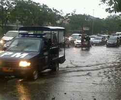 Hujan Deras, Jalan Pasteur Depan BTC Jadi Sungai