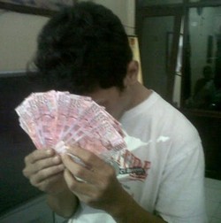 Ngaku Temukan Segepok Uang Palsu, Lulusan D3 Ini Masuk Bui