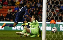 Ashley Young membuka keunggukan untuk MU di menit ke-62. Reuters/Darren Staples.