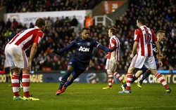 Patrice Evra merayakan gol yang dibuatnya di menit ke-78. Reuters/Darren Staples.