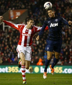 Peter Crouch (kiri) berebut bola dengan Smalling. Reuters/Darren Staples.