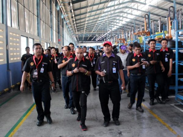 Kotak dan J-Flow Kunjungi Pabrik Ban Achilles