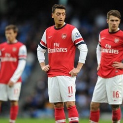 Oezil Dinilai Masih Inkonsisten dan Belum Jadi Pemain Kelas Dunia