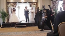 Pernikahan Unik, Mempelai Pria Lawan Iron Man, Batman, dan Mafia di Altar