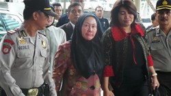 Berjilbab Hitam, Atut Penuhi Panggilan KPK