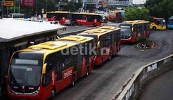 Ini Penjelasan Ahok tentang Keterlambatan Penambahan Bus TransJ