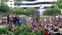 Massa Atut Berdatangan ke KPK, 1.000 Polisi dan Watercannon Mengamankan