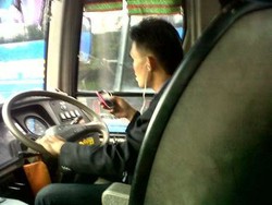 Sopir TransJ yang Nyetir Sambil BBM-an Diskors dan Dipotong Gajinya