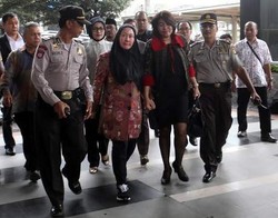 Berbaju Tahanan KPK, Ratu Atut Dijebloskan ke Rutan Pondok Bambu