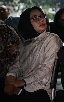 Adde Rosi dalam Berbagai Pose Saat Temani Ratu Atut