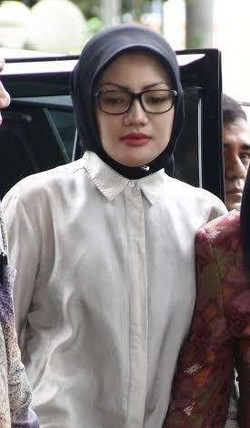 Atut Ditahan, Adde Rosi BerjalanTergesa Masuk Mobil Pelat Merah