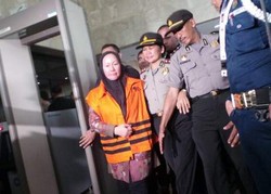  Ini Ekspresi Atut Saat Digiring Menuju Mobil Tahanan KPK