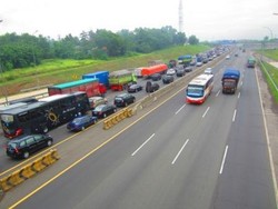 Imbas Penanganan Truk Kontainer Terguling, Tol Cikampek Arah Jakarta Macet