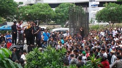 Massa Pendukung Atut Shalawatan untuk Ketua KPK