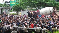  Massa Atut Penuhi Jalur Lambat Kuningan, Jalur Cepat Macet