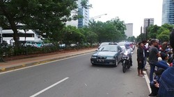 Massa Pendukung Atut Bertahan, Jalur Lambat Depan KPK Masih Ditutup