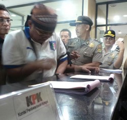 Nyaris Ricuh, 6 Orang Pro Atut Diizinkan Masuk ke Gedung KPK