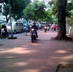 Cerita Pejalan Kaki yang Dibentak Pemotor Penyerobot Trotoar Jl Sudirman