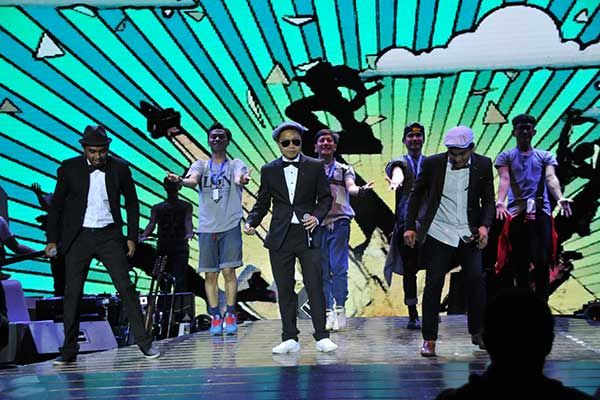 FOTO: Super Kocaknya Konser Musikal Trio Lestari Show di Istora Senayan