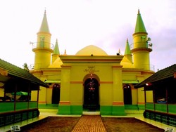 Wow! Masjid Sultan Riau Dibuat dari Putih Telur