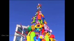 Pohon Natal Ini Terbuat dari Ribuan Mainan