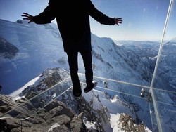 Begini Caranya Melayang di Atas Pegunungan Alpen