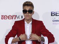 Justin Bieber Cool Berjas Merah