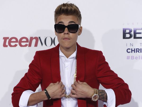 Justin Bieber Cool Berjas Merah Justin Bieber Cool Berjas Merah