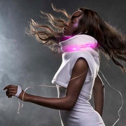 Sweater Ini Bisa Berubah Warna Sesuai Mood Pemakainya