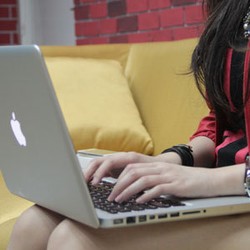 Gara-gara Foto Bugil, Keamanan Macbook Dipertanyakan