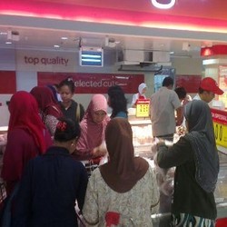 Midnight Sale Carrefour Dibuka, Pengunjung Serbu Ayam dan Minyak Goreng 