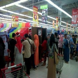Ada Midnight Sale, Carrefour Bandung Juga Diserbu Pengunjung