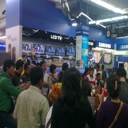 TV, Beras, dan Minyak Goreng Jadi Favorit Pengunjung Midnight Sale Carrefour