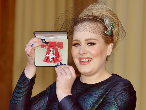 Adele Raih Gelar MBE dari Kerajaan Inggris