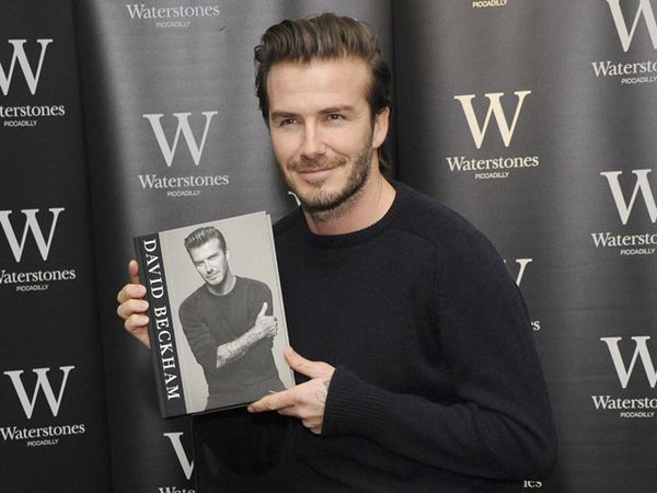 Gelar Book Signing, David Beckham Diburu Fans