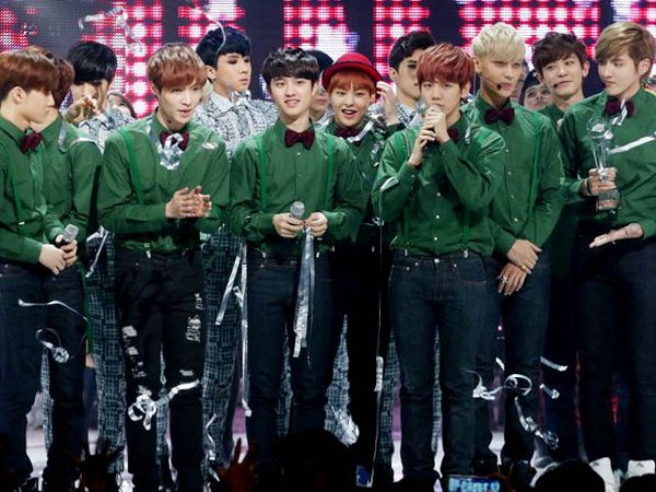Jelang Natal, EXO Kompak Berkemeja Hijau