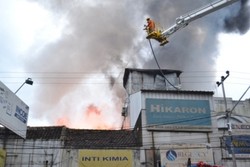 Keracunan, 2 Petugas Damkar Dilarikan ke RS Saat Padamkan Api Ruko Cicadas