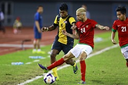 Diego Michiels berusaha menghentikan serangan yang dilakukan Thamil Arasu Ambumaee. Reuters/Soe Zeya Tun.