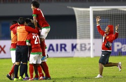 Para pemain timnas merayakan kemenangan. Dengan hasil tersebut, tim 'Merah Putih' melaju ke final SEA Games. Tim besutan Rahmad Darmawan itu akan bertemu dengan Thailand. Reuters/Soe Zeya Tun.