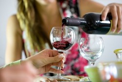 Minum Alkohol Bisa Tingkatkan Daya Tahan Tubuh, Benarkah?