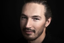 Macho dengan Transplantasi Berewok