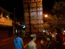 Sudin P2B Bongkar Papan Reklame senilai Rp 1,5 M di Duren Sawit