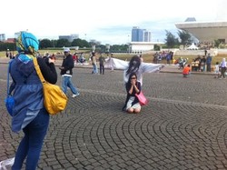 Pocong dan Tentara Laris Diajak Foto Bareng di Monas