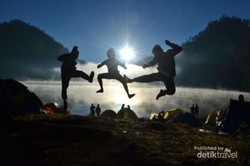 Ketinggalan Kereta Karena Terhipnosis Ranu Kumbolo
