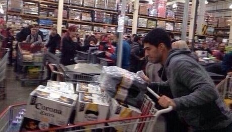 Suarez Rayakan Kontrak Baru dengan Belanja Bir