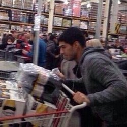 Suarez Rayakan Kontrak Baru dengan Belanja Bir