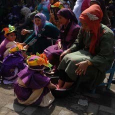 Para Ibu Menangis Haru Saat Kaki Mereka Dibasuh Air Kembang
