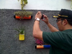 Gaya Ridwan Kamil Saat Blusukan, Salah Satunya Jeprat Jepret Pakai Kamera