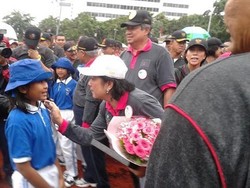 Hari Ibu, SBY dan Ibu Ani Serahkan Bingkisan ke Murid-Murid TK di Bundaran HI