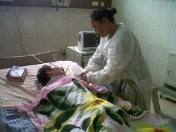 Kisah Menggetarkan Ibu Melur Tunggui Anak Gadisnya yang Koma 5 Tahun